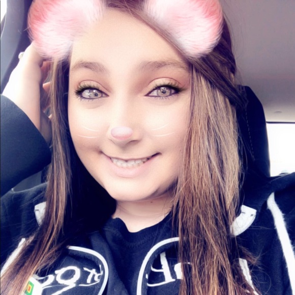 Profile Picture of Deanna Lindemuth (@dlindemuth) on Poshmark