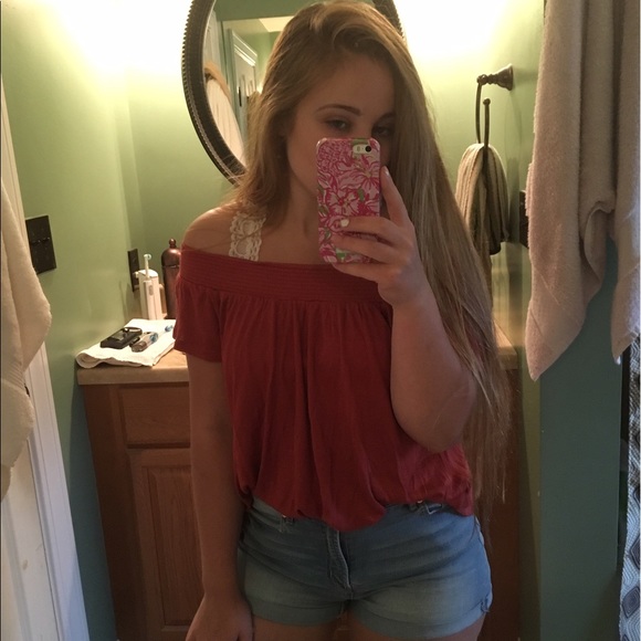 Profile Picture of Leah Markham (@leahmarkham_) on Poshmark