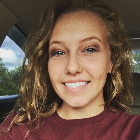 Profile Picture of Bailey Savannah (@baileyshoward) on Poshmark