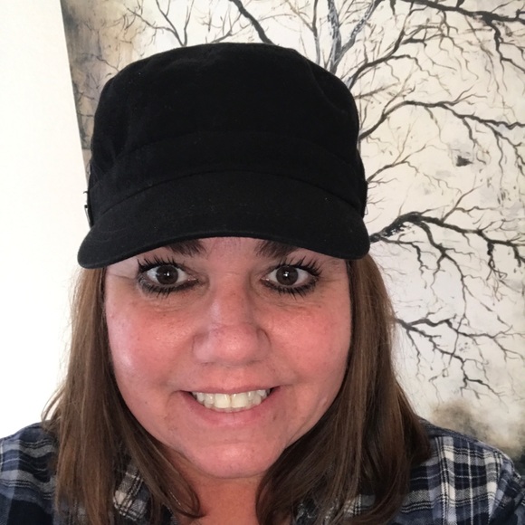 Profile Picture of Robin Hurt (@sweetrubydooz) on Poshmark