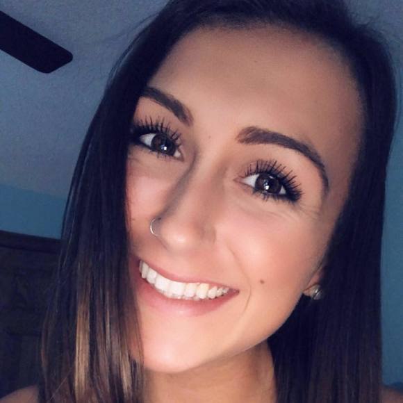 Profile Picture of Danielle Arcidiacono (@blackhawkk33) on Poshmark
