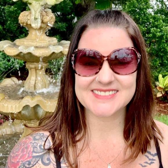 Profile Picture of Lisa Griffis (@lisamarie5159) on Poshmark