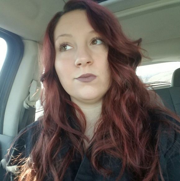 Profile Picture of Amber Renfro (@amber_renfro) on Poshmark