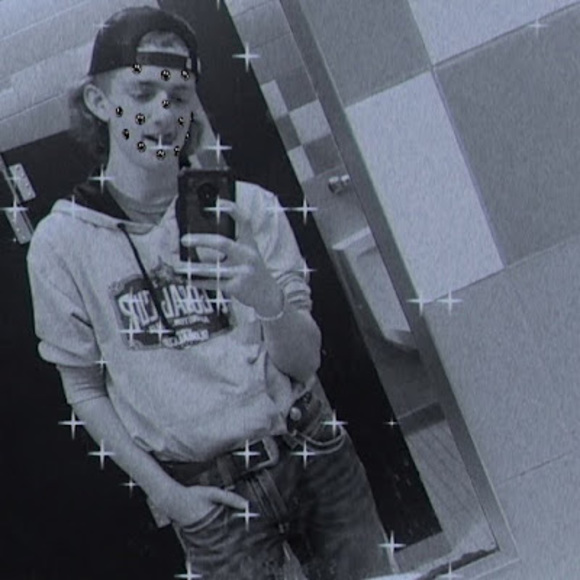 Profile Picture of Wyatt Cox (@wyattcox444) on Poshmark