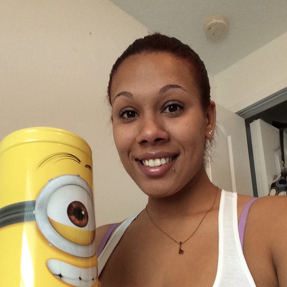 Profile Picture of Ashley Googins (@amgoogins09) on Poshmark