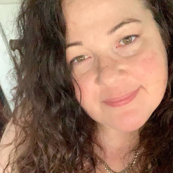 Profile Picture of Janet Hurst (@batgrl5198) on Poshmark