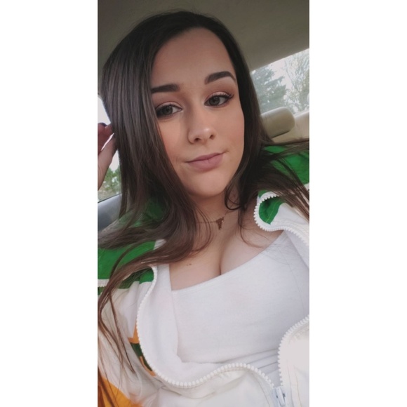 Profile Picture of Maria Reager (@mreager2) on Poshmark