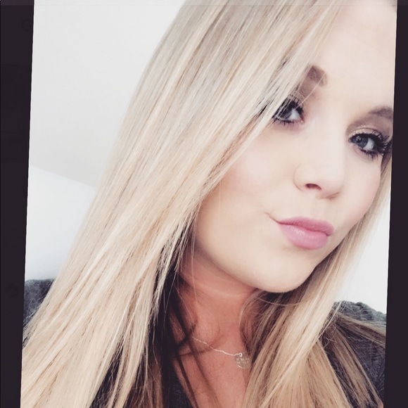 Profile Picture of Emily Chesnutt (@emilychesnutt) on Poshmark