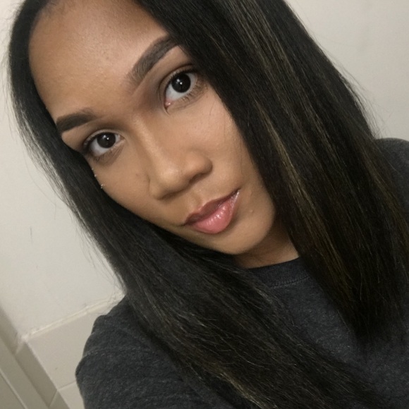 Profile Picture of Charmaigne Holloway (@hollowayc0) on Poshmark