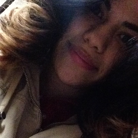 Profile Picture of Vanessa Luvianos (@vluvianos) on Poshmark