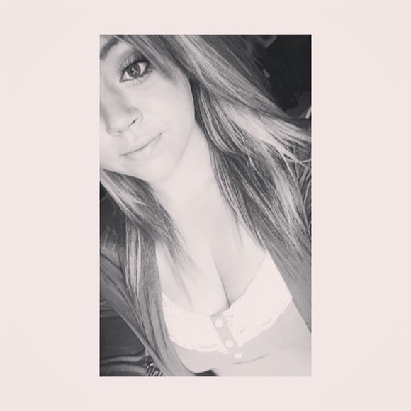 Profile Picture of Emily Marie (@emily_vanessa16) on Poshmark