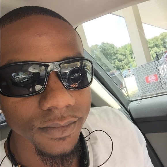 Profile Picture of Kevin Banks (@kev8608) on Poshmark