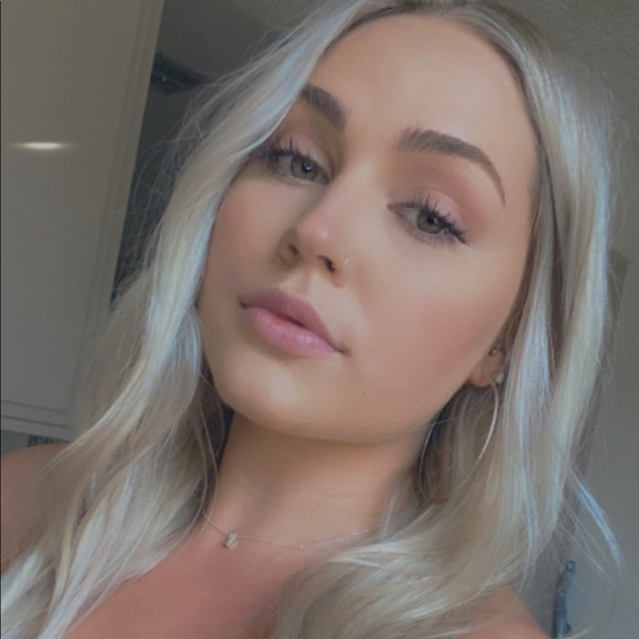 Profile Picture of Lena Amdall (@lenarosee_) on Poshmark