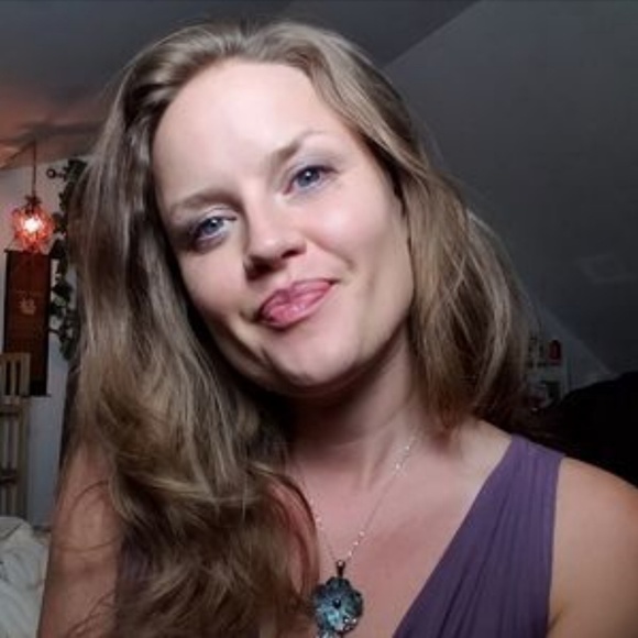 Profile Picture of Tina Tongen (@wwildflower26) on Poshmark