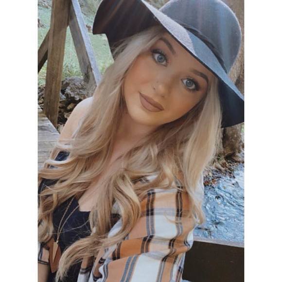 Profile Picture of Bailey Akens (@akens97) on Poshmark