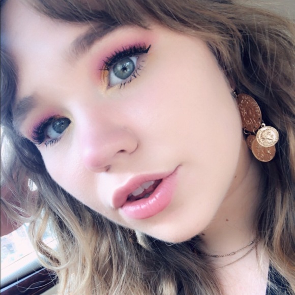 Profile Picture of Aliyah Vanpelt (@aliyahvanpelt) on Poshmark