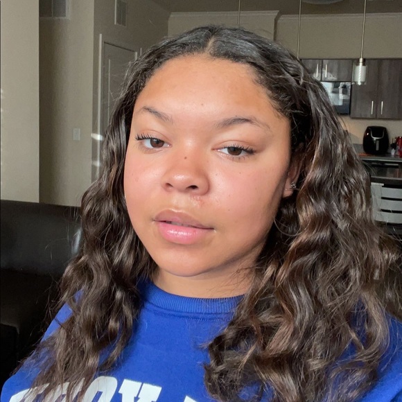 Profile Picture of Raelynn Thomas (@rxelynn_mxrie) on Poshmark