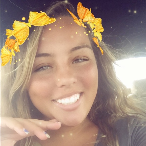 Profile Picture of Haley Wong (@haleywong) on Poshmark