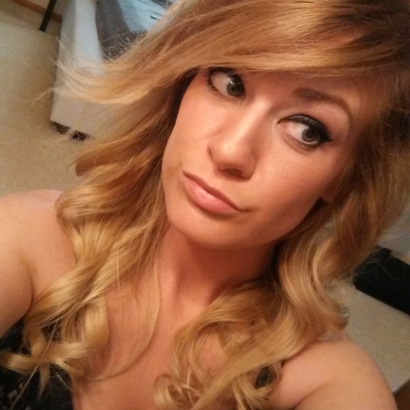 Profile Picture of Brenna Eidenier (@brenna_eidenier) on Poshmark