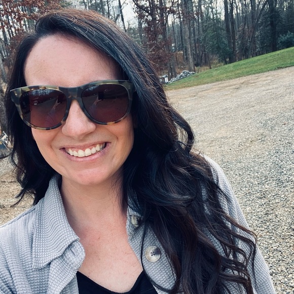Profile Picture of Sara Shuffler (@sarashuff) on Poshmark