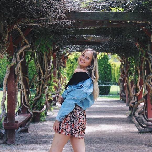 Profile Picture of Sydney Bergener (@sydney_bergener) on Poshmark