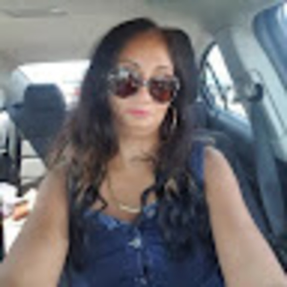 Profile Picture of Shania Dindyal (@shahinaallysha) on Poshmark