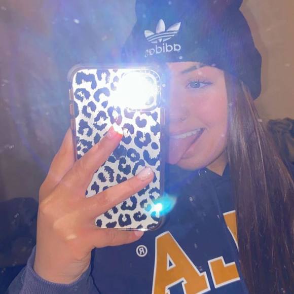 Profile Picture of Jocelyn Olvera (@jocelyn_olvera) on Poshmark