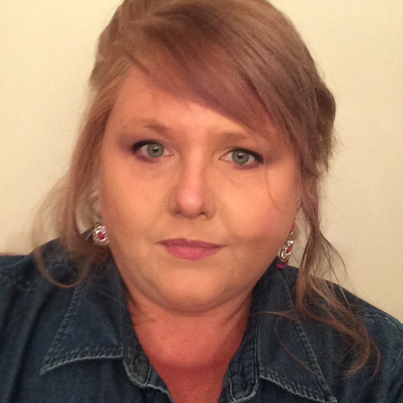 Profile Picture of Stephanie Frenger (@2008jayco) on Poshmark