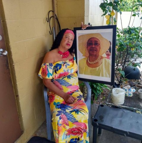 Profile Picture of Cecilia Summersett (@c_summersett) on Poshmark