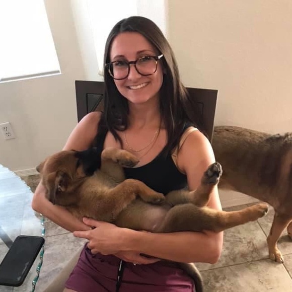 Profile Picture of Shayna Larson (@shaynalarson) on Poshmark