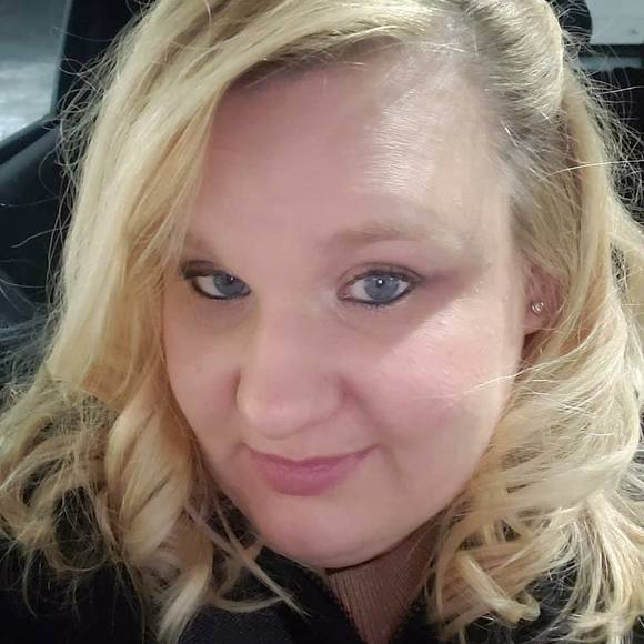 Profile Picture of Cassandra Waterman (@cassandralyn2) on Poshmark