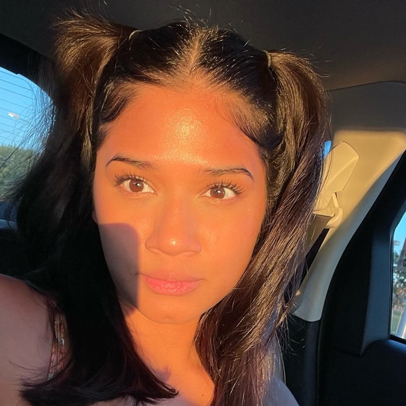Profile Picture of Kristie Guerrero (@kristieguerrero) on Poshmark