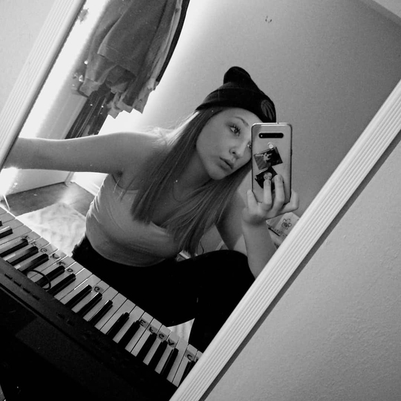 Profile Picture of Nevaeh Hamelin (@nevaehhamelin) on Poshmark