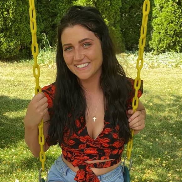 Profile Picture of Frankie Stenzel (@frankiestenzel) on Poshmark