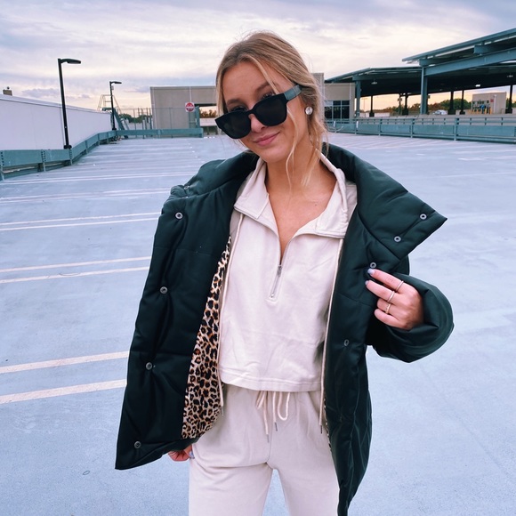 Profile Picture of Erin Karlok (@erinkarlok) on Poshmark