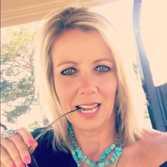 Profile Picture of Kelly Falsey (@kellyfalsey) on Poshmark