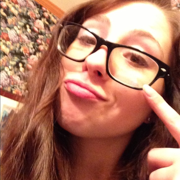 Profile Picture of Victoria Sinay (@victoriasinay) on Poshmark