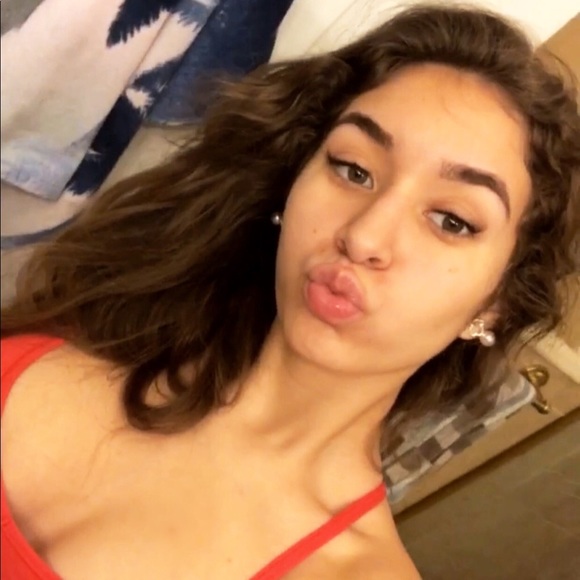 Profile Picture of Dennisse Gutierrez (@dennisse234) on Poshmark