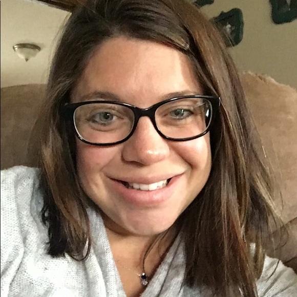 Profile Picture of Amanda Schroeder (@votavaa) on Poshmark