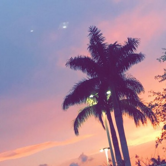 Profile Picture of Hilary Perez (@perezhilary25) on Poshmark