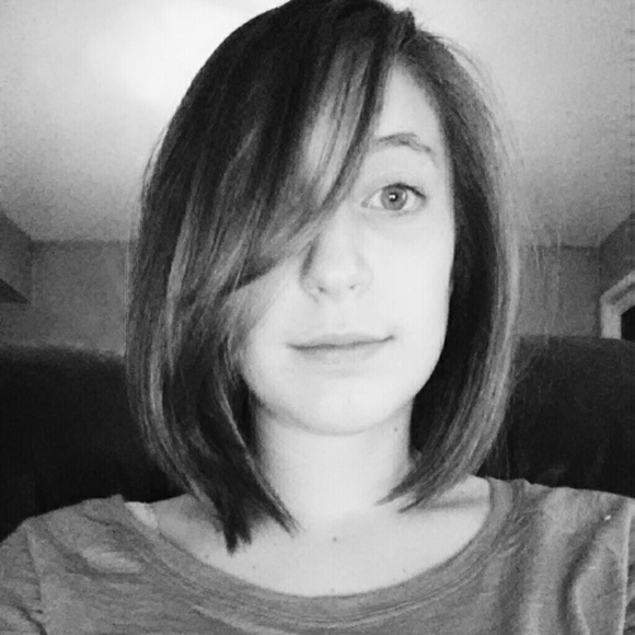 Profile Picture of Sammy Collinge (@sjcollinge) on Poshmark