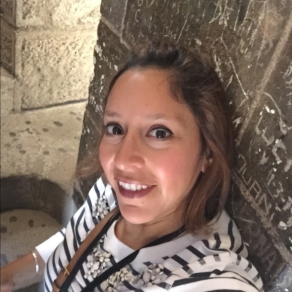 Profile Picture of Pia Binns (@piabinns) on Poshmark