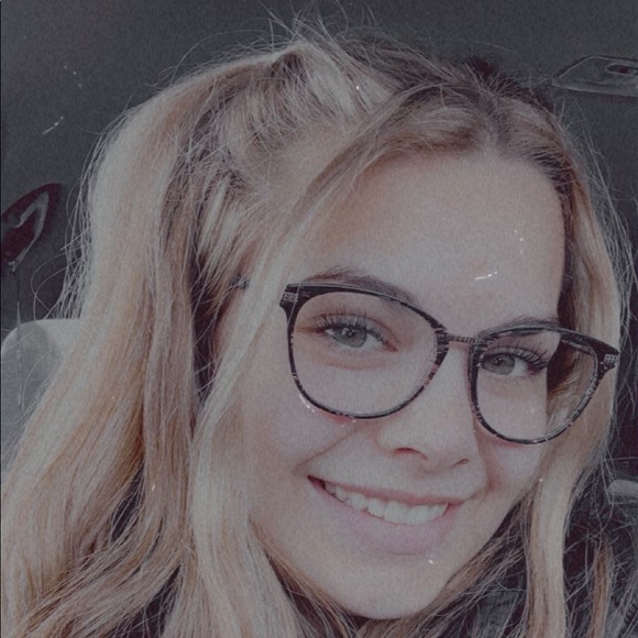 Profile Picture of Mckenzie Swisher (@kenzieswisher12) on Poshmark