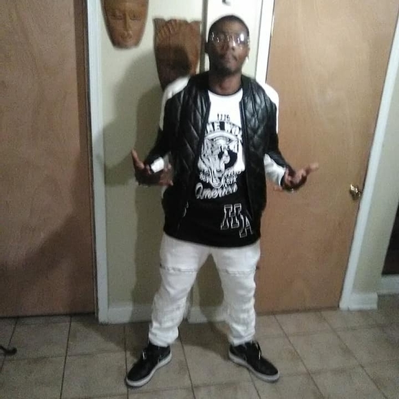 Profile Picture of Rollon Hill (@rollonhill) on Poshmark