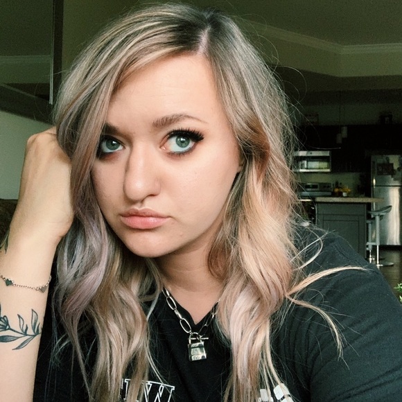 Profile Picture of Carly Greiling (@carlygreiling) on Poshmark