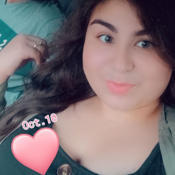 Profile Picture of Alondra Alvarez (@alo_alvarez15) on Poshmark