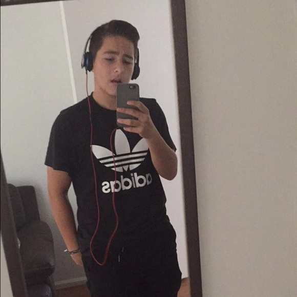 Profile Picture of Andrew Moreno (@andrewmoreno987) on Poshmark