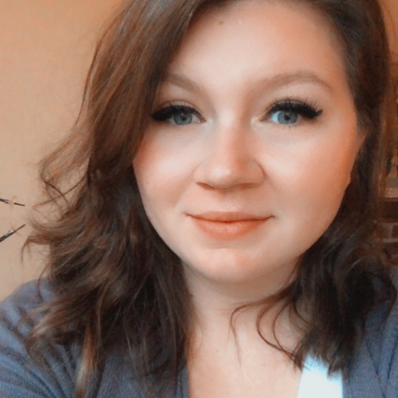 Profile Picture of Sonia Urness (@soniaurness) on Poshmark