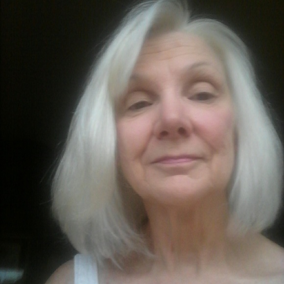 Profile Picture of Karen Frye (@karenfrye1977) on Poshmark