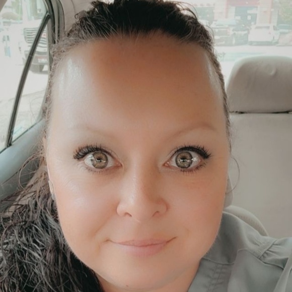 Profile Picture of Lisa Shepard (@lshep80) on Poshmark